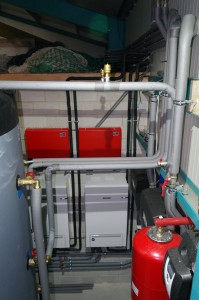 Twee warmtepompen in combinatie met 8 collectoren en 5000l. buffervat met 230m2 PV panelen in bedrijfspand Den Oever